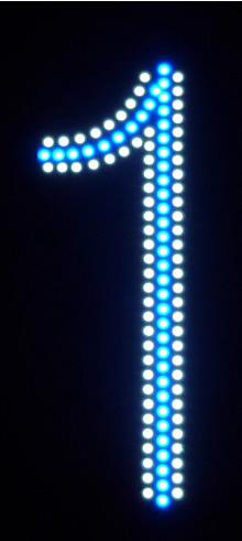 Moderne Hausnummern wie die LED Hausnummer von Kutzner Optoelektronik, verbessert die Auffindbarkeit in der Nacht. Sicherheit durch LED Hausnummern von Kutzner Optoelektronik aus Hameln.